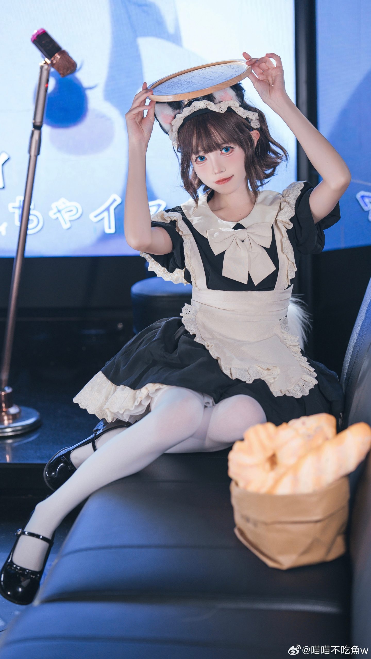 抓到一只ktv摸鱼的女仆喵^⌯𖥦⌯^ ੭@喵喵不吃魚w-米哈社