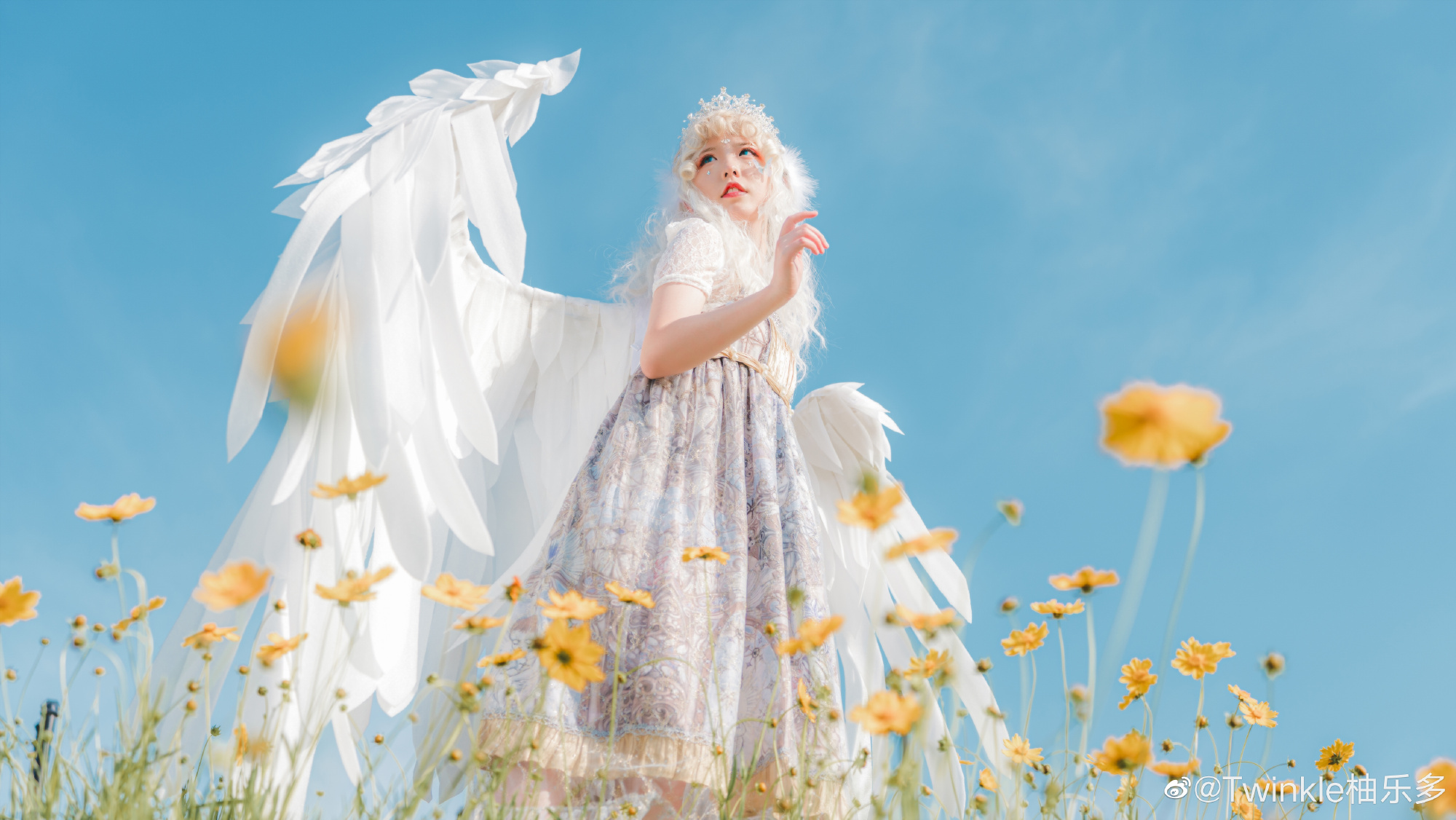 lolita装扮 沉默的旅人迈过蜿蜒的山脉，天使的呢喃正回荡在晴空之中@Twinkle柚乐多-米哈社