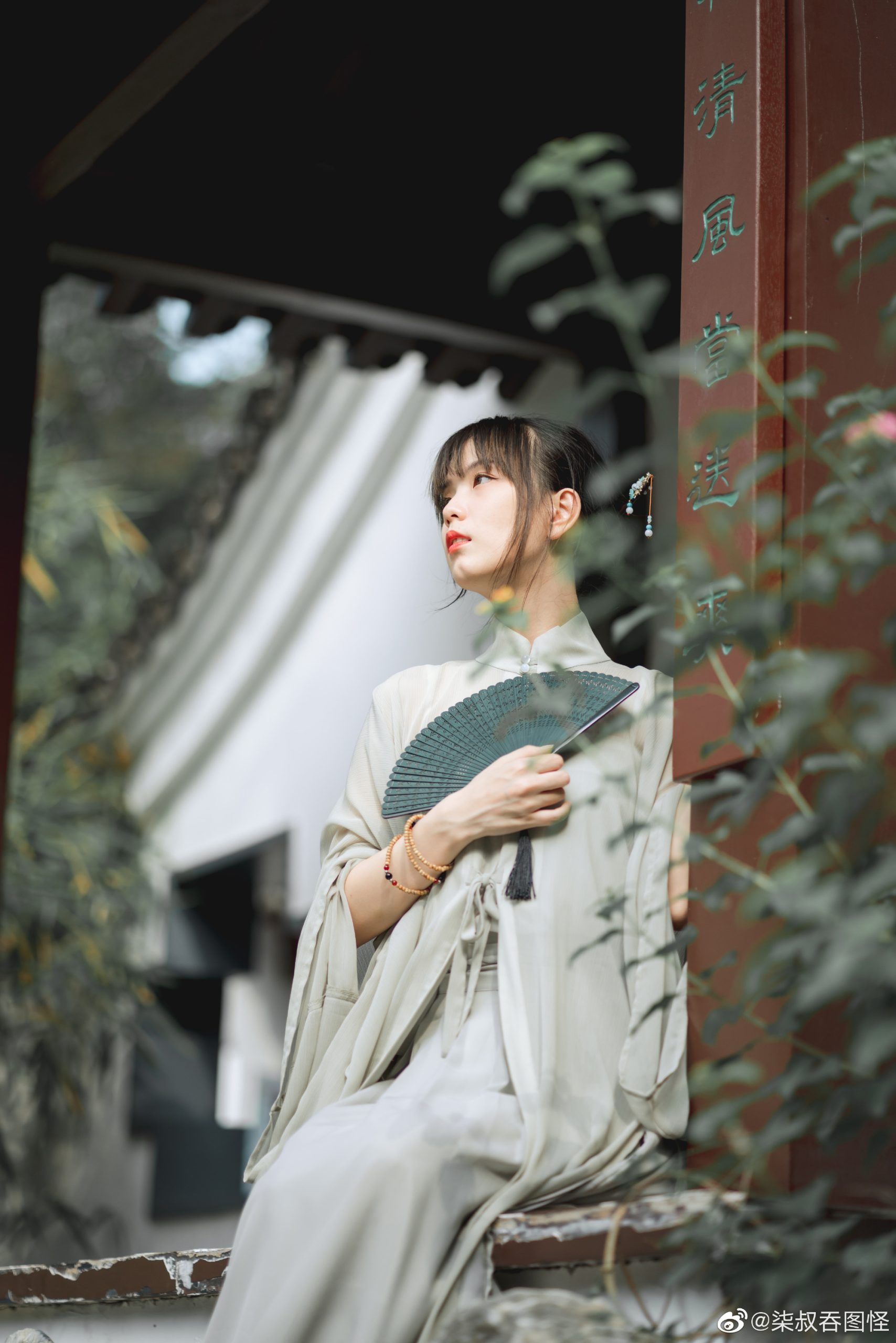 春宵折旧几多愁，花影倚窗人倚楼。@一只陶瓷碗_-米哈社