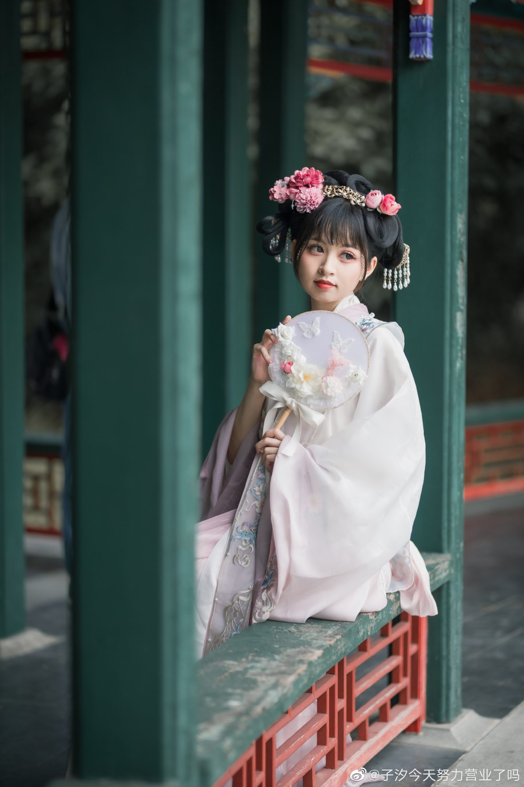 【汉服】大宋小公主出逃啦 宫墙内，孤城闭。 只愿爱人一生顺遂。@子汐今天努力营业了吗-米哈社