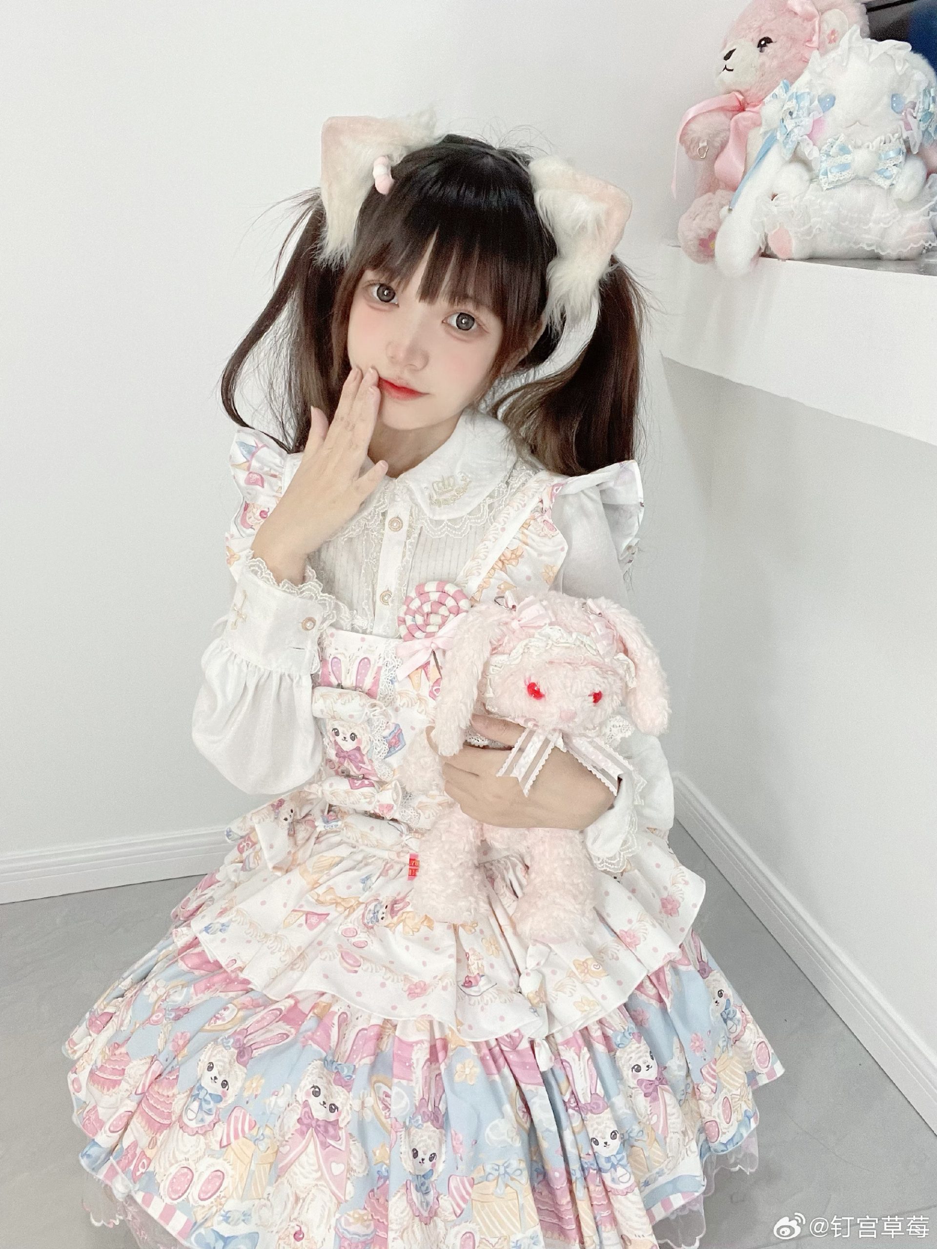 lolita 🐱不想当人了，想当可爱修猫。@钉宫草莓-米哈社