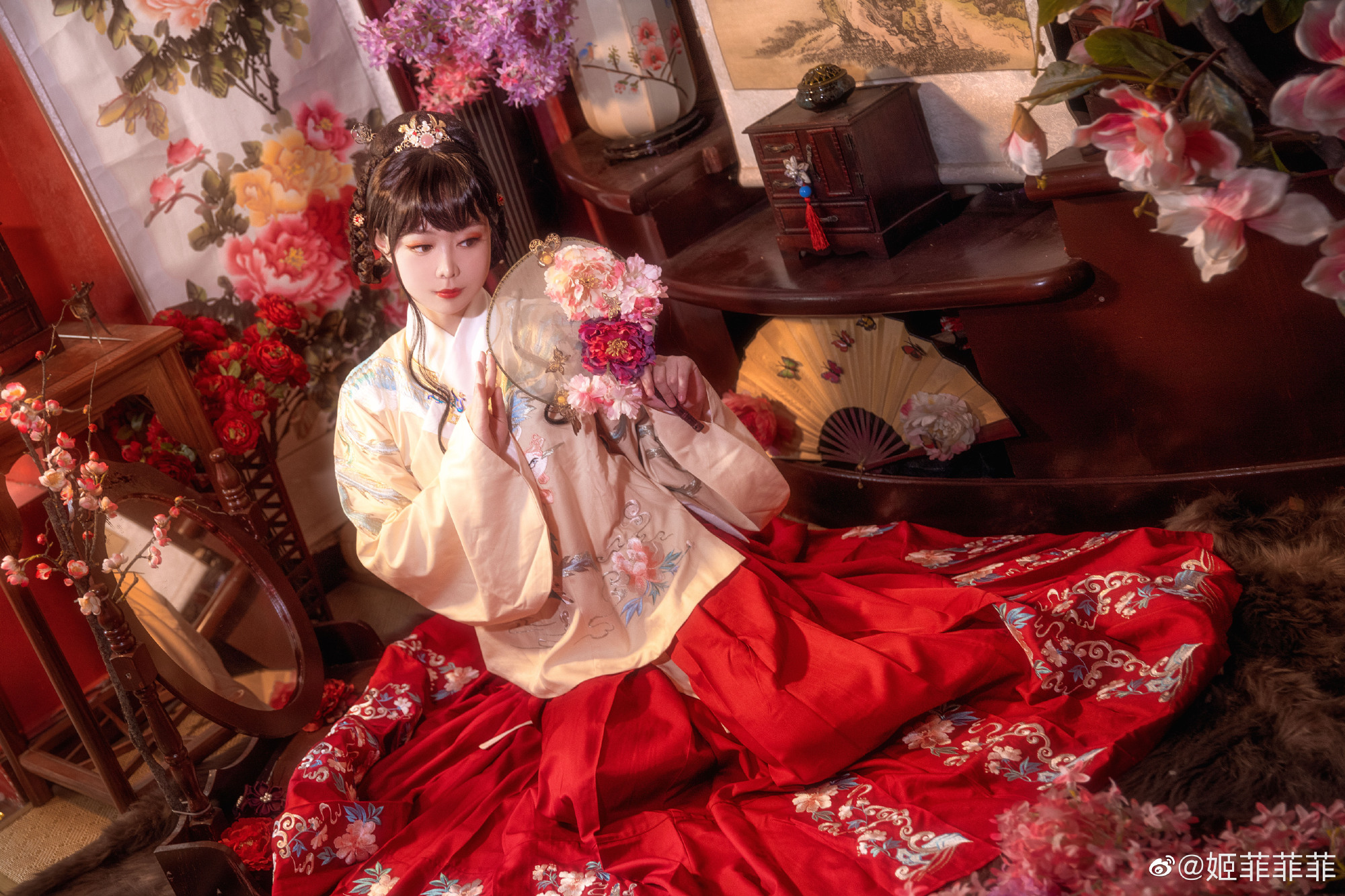 汉服 岁岁皆欢愉，年年皆胜意。@姬菲菲菲-米哈社