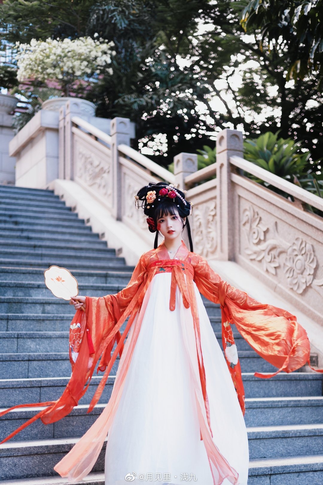 [汉服]云想衣裳花想容， 春风拂槛露华浓。@月见里·浅九-米哈社