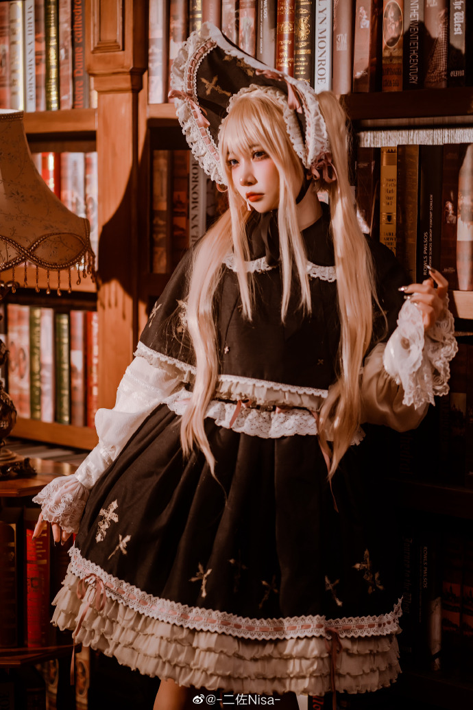 lolita装扮 久违的发条小裙子，纪念一下佐佐又大一岁啦~@-二佐Nisa--米哈社