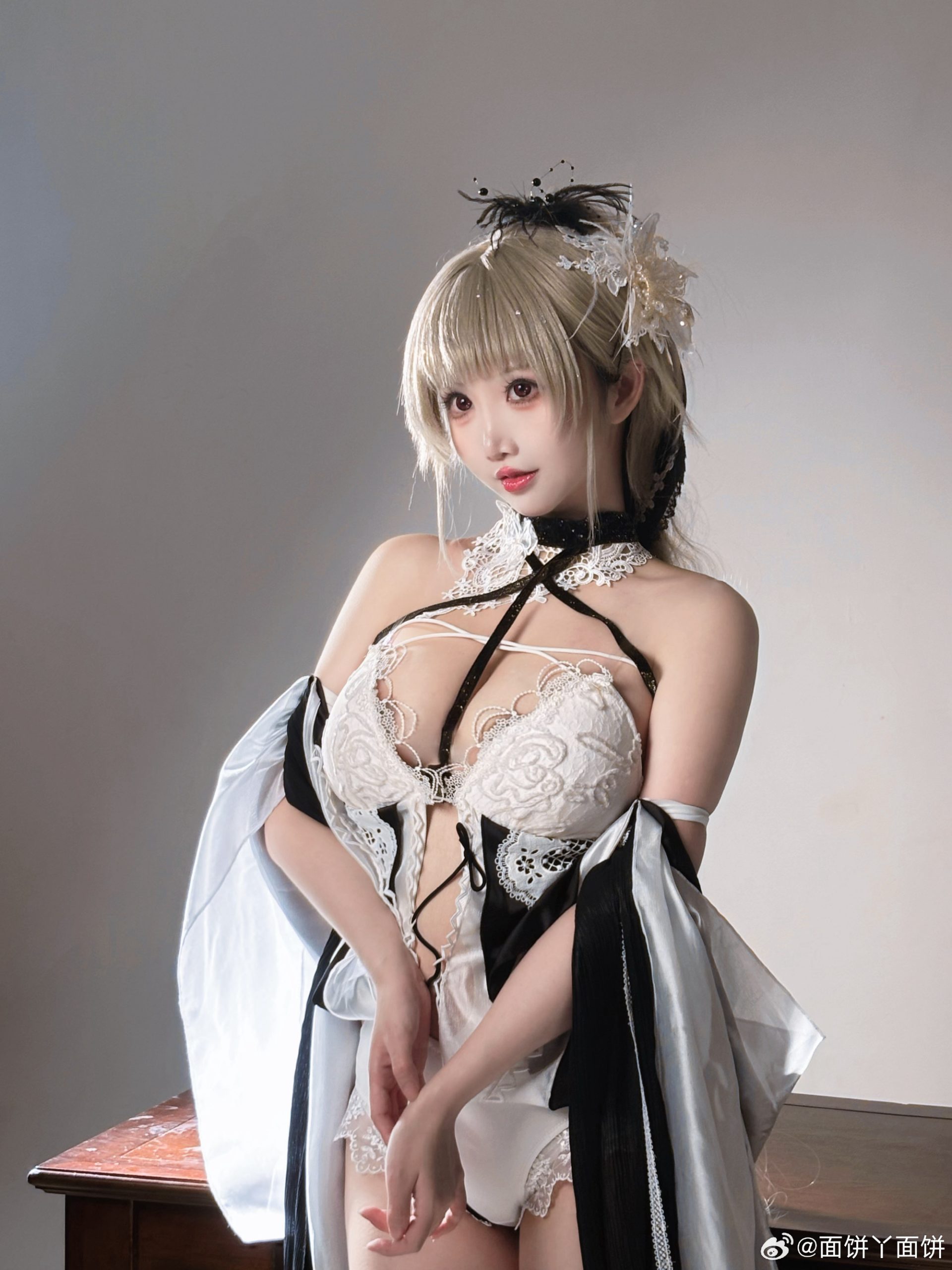 cosplay 指挥官，快评价一下可畏身上这件衣服好不好看！碧蓝航线 @面饼丫面饼-米哈社